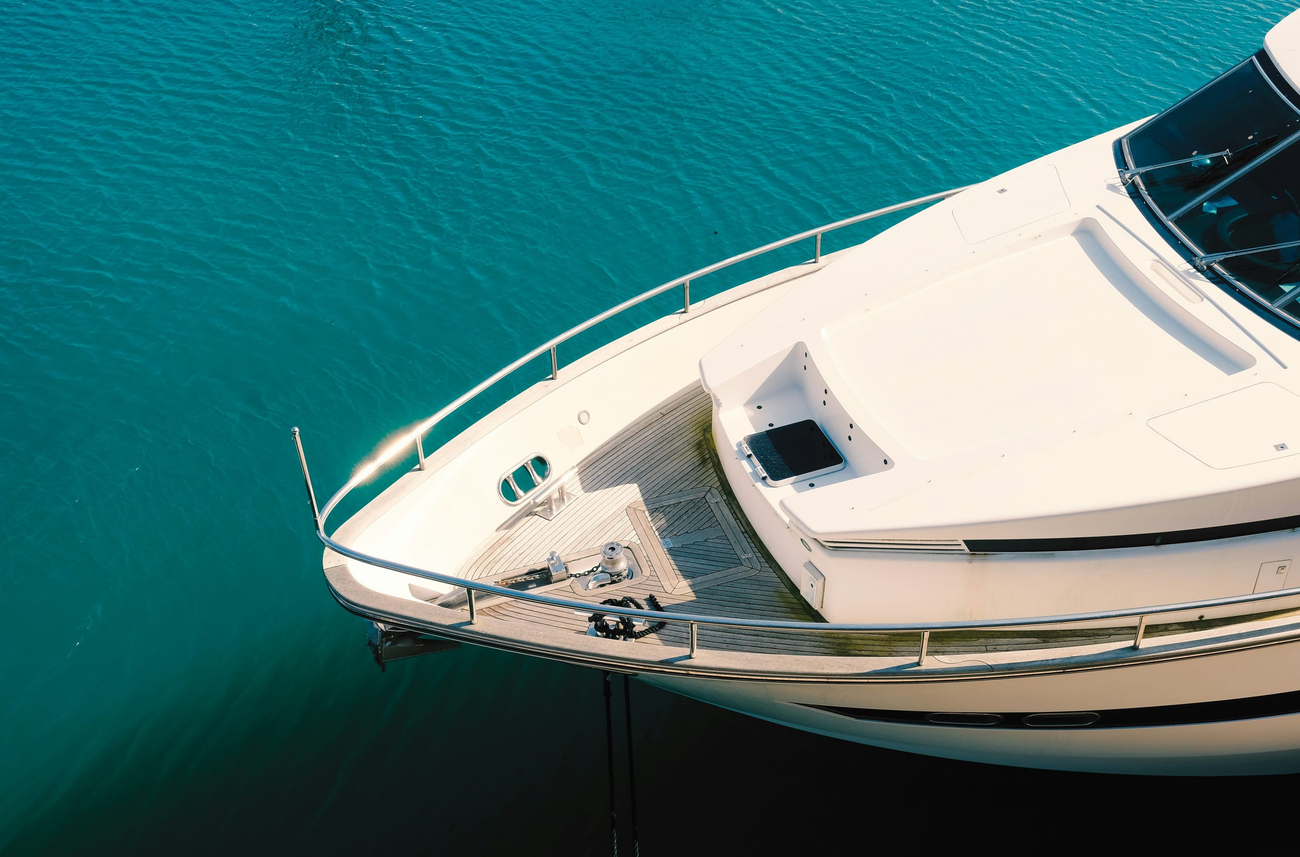 Prua di uno yacht di lusso su acque turchesi
