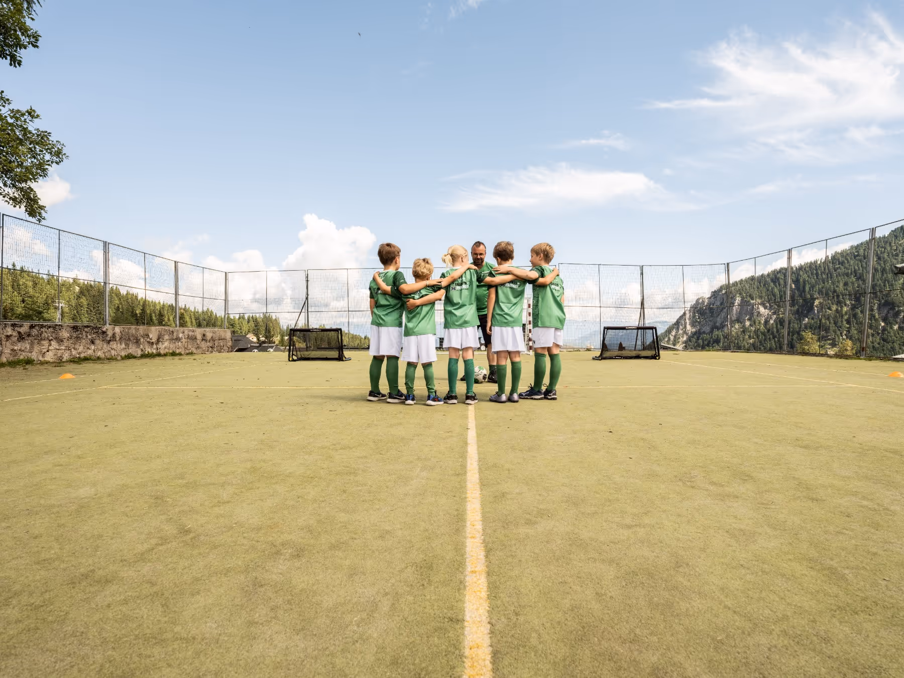 Bambini su un campo di calcio durante un allenamento