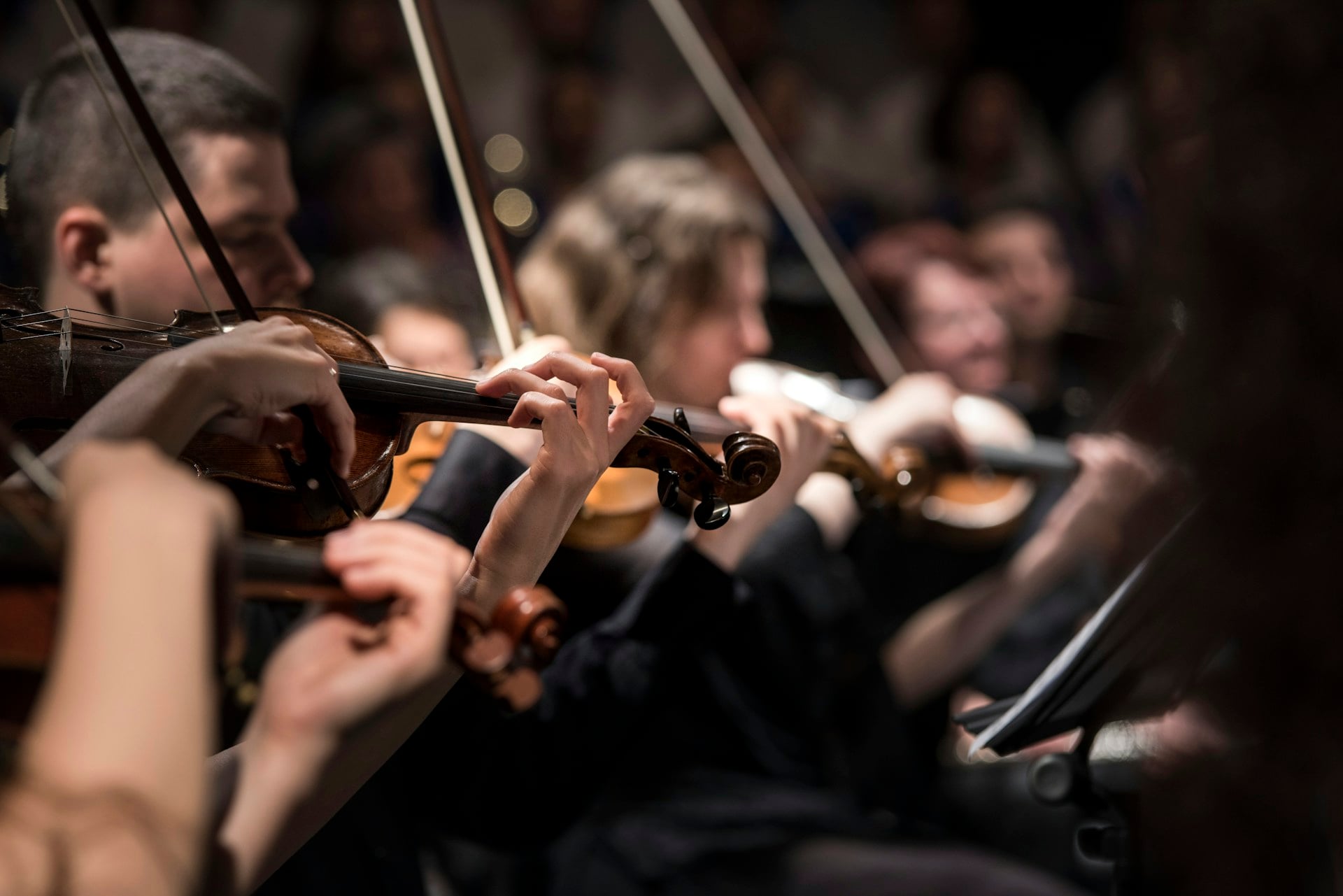 Ensemble di musica da camera che suona violini in una sala illuminata calda