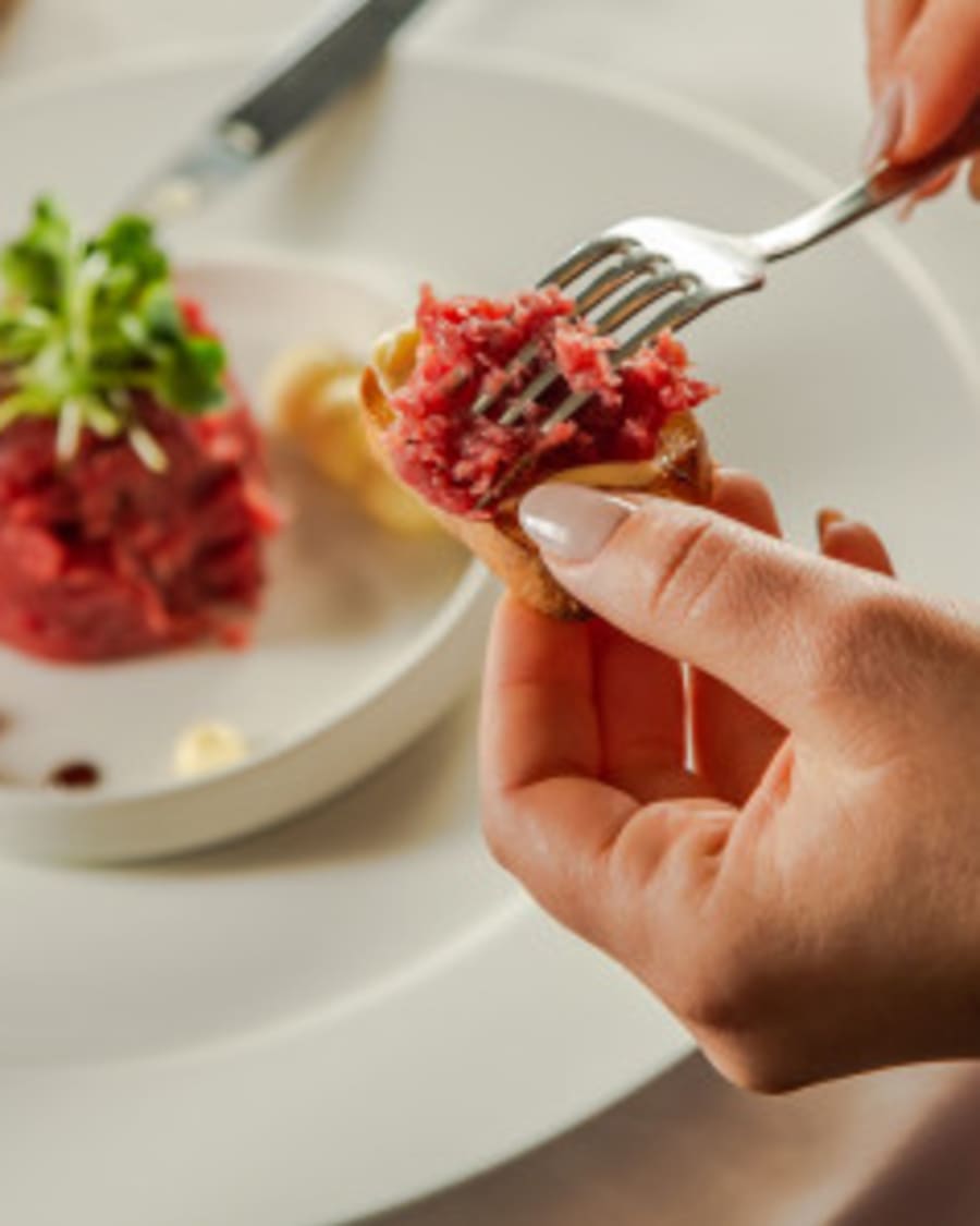 Portata di tartare di manzo abbinata al vino Skaramuca all'Hotel Park